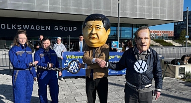 Soykırımcı Çin'le İş Birliği Yapıp Uygur Emeğini Sömüren Volkswagen Berlin'de Protesto Edildi