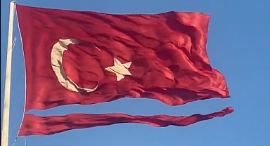 TRT'den Türk Bayrağı Ayıbı: Yırtılan Bayrağı Yenisiyle Değiştirmediler