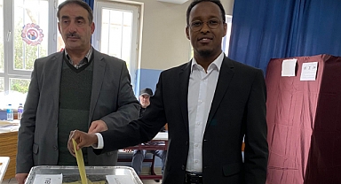 Türk Milleti'nin Kaderi Elden Ele Dolaşıyor: Somalili Abdinor Dahir Oy Kullandı