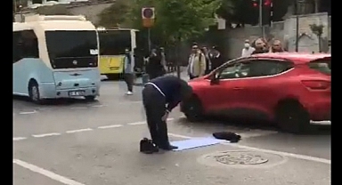 Üsküdar'da Bir Şahıs, Akan Trafiğin Ortasında Namaz Kıldı