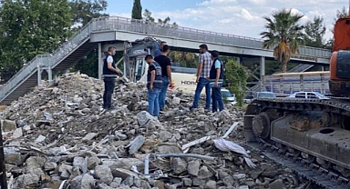 Adıyaman'da Deprem Enkazı Kaldırma Çalışmaları Sırasında Bir Kadın Cesedi Bulundu