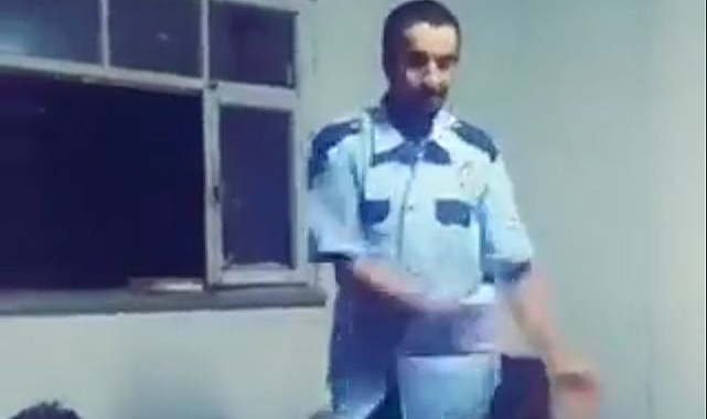 Afgan Kaçak Polis Üniforması Giyerek Dans Etti
