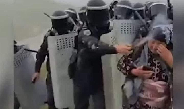 Azerbaycan'da Çevre Protestosuna Katılan Yaşlıların Yüzüne Polis Gaz Sıktı