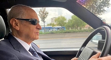 Bahçeli Ferdi Tayfur Dinleyip Klasik Arabayla Ankara Turu Attı: Yakınmam Yokluktan Yakınmam Dertten
