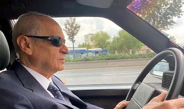 Bahçeli Ferdi Tayfur Dinleyip Klasik Arabayla Ankara Turu Attı: Yakınmam Yokluktan Yakınmam Dertten