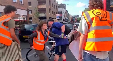 Bir İngiliz Trafiği Kapatan İklim Teröristlerini Dağıttı