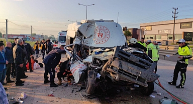 Bursa'da Sporcu Gençleri Taşıyan Minibüs Hafriyat Kamyonuna Çarptı: 1 Ölü, 16 Yaralı