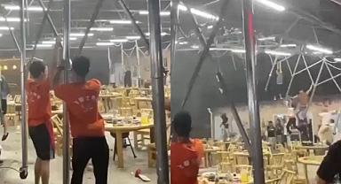 Çin'de Etkili Olan Fırtınada Bir Restoranın Çatısını Tutmaya Çalışan Garsonlar ve Müşteriler, Çatıyla Birlikte Havalandı