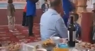 Çinliler, Doğu Türkistan'ın Kaşgar Şehrinde Bulunan Bir Camide İçkili Eğlence Düzenledi