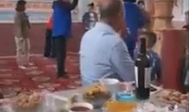 Çinliler, Doğu Türkistan'ın Kaşgar Şehrinde Bulunan Bir Camide İçkili Eğlence Düzenledi
