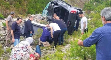 Eski Ekonomi Bakanı Nihat Zeybekci Geçirdiği Trafik Kazasında Yaralandı