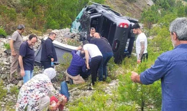 Eski Ekonomi Bakanı Nihat Zeybekci Geçirdiği Trafik Kazasında Yaralandı