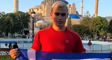 Haddini Bilmeyen Yunan Ayasofya'nın Önünde Yunan Bayrağı Açarak Provokasyon Yaptı