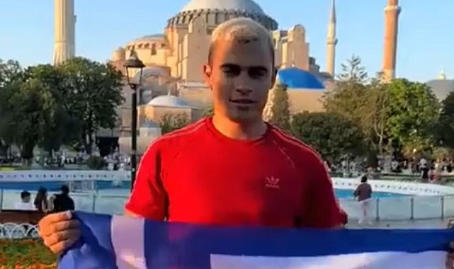 Haddini Bilmeyen Yunan Ayasofya'nın Önünde Yunan Bayrağı Açarak Provokasyon Yaptı