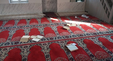 İskeçe'deki Türk Camisine Giren Bir Fransız Minberdeki Perdeyi Söküp Kuran'ı Yırttı