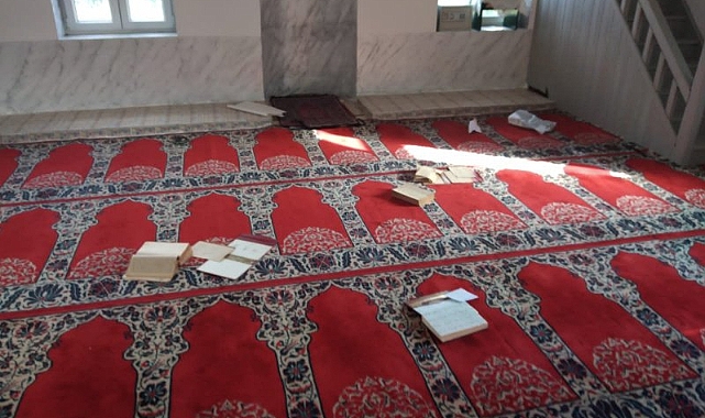 İskeçe'deki Türk Camisine Giren Bir Fransız Minberdeki Perdeyi Söküp Kuran'ı Yırttı