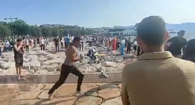 Kaçaklar İzmir'de Değişik Sesler Çıkartarak Denize Atladı