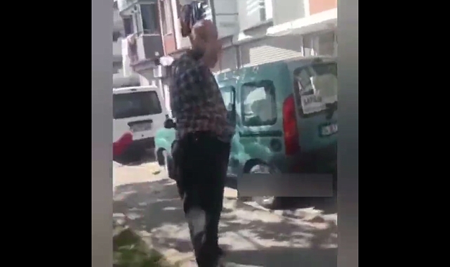 Mübarek Türk Bayrağını Yere Serip Üstüne Oturan Sakallı Şalvarlı Şahsa Bir Türk Kadını Müdahale Etti