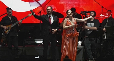 Sanatçı Melek Mosso'ya Sahne Veren AKP'li Tekirdağ Süleymanpaşa Belediye Başkanı Görevden Alındı