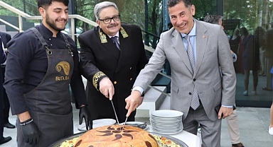 'Yerli ve Milli' Синан Оган Şaşırtmadı: 'Rusya Günü' Etkinliğine Katılıp Rus Büyükelçisi İle Pasta Kesti