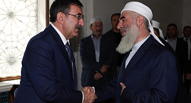 Cumhurbaşkanı Yardımcısı Cevdet Yılmaz, Menzil Elebaşının Ailesine Taziyeye Gitti