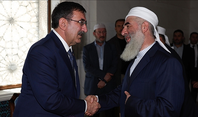 Cumhurbaşkanı Yardımcısı Cevdet Yılmaz, Menzil Elebaşının Ailesine Taziyeye Gitti