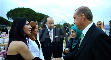 Daha AKP'liler Daha Az AKP'liyi Yedi: Mürtecilerin Çağrısı Üzerine Balıkesir Büyükşehir Belediyesi Hande Yener'in Konserini İptal Etti