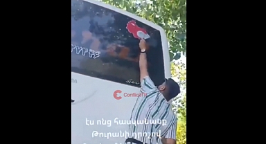 Ermenilerin Aşağılık Kompleksi Bitmiyor: Arkasında Türk Bayrağı Olan Otobüs Ermenistan'da Saldırıya Uğradı