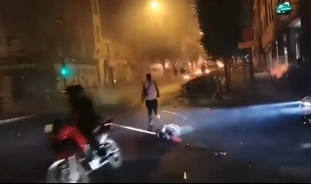 Fransa'da Bir Eylemci Motorunun Arkasına Testere Takarak Sokaklarda Dolaştı