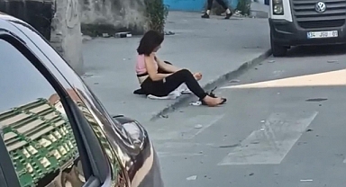 Kaldırımda Soyunan Kadın Kazaya Neden Oldu