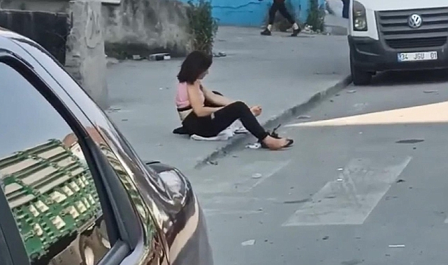 Kaldırımda Soyunan Kadın Kazaya Neden Oldu