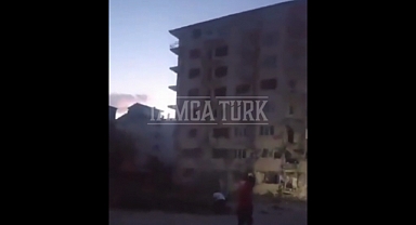 Malatya'da Bir Vatandaş Depremde Ağır Hasar Gören Binayı Taş Atarak Yıktı