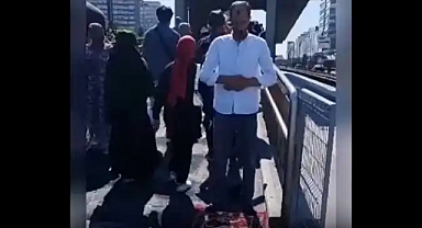 Metrobüs Durağında Seccadesini Açıp Namaz Kıldı