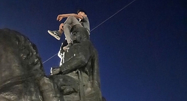 Suriyeli Kaçak, Atatürk Heykelinin Tepesine Oturup Poz Verdi