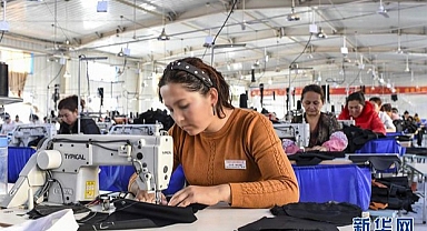 Uygur Genç Kızları İşgal Altındaki Doğu Türkistan'daki Konfeksiyon Fabrikasında Çalışmaya Zorlanıyor, Tacize Uğruyorlar