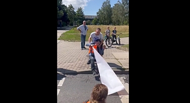 Tır Şoförü Yolu Kapatan İklim Teröristlerini Kenara Attı