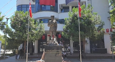 Trabzon'da Atatürk Heykeline Saldıran Mürteci Meczup Gözaltına Alındı