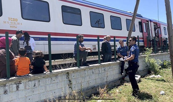 Tren'in Çarptığı 3 Yaşındaki Çocuk Hayatını Kaybetti