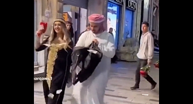 Arap Kıyafetleri Giyen Şaklabanlar Etrafa Para Saçtı