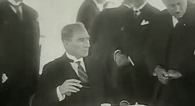 Atatürk'e Yapay Zeka ile Bir Fırtına Tuttu Bizi Türküsünü Söylettiler