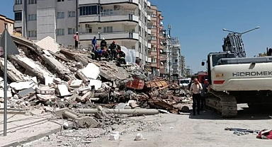 Gaziantep'te Yıkım Esnasında Çöken Binanın Altında Kalan Operatör Hayatını Kaybetti