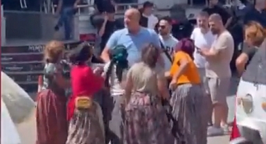 Hırsızlık Şüphelisi Kadını Sokak Ortasında Dövdüler