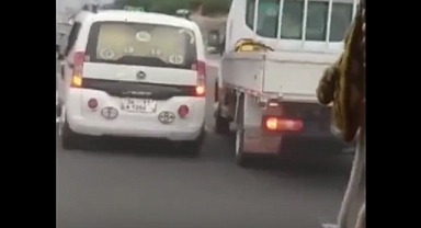 İstanbul'da Yol Verme Kavgası: Araçtan Sarkarak Diğer Sürücüye Yumruk Attı