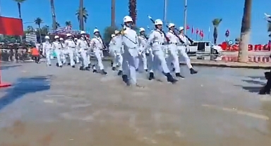 Kahraman Türk Askerleri İskenderun'da Suyun İçinde Yürüdü