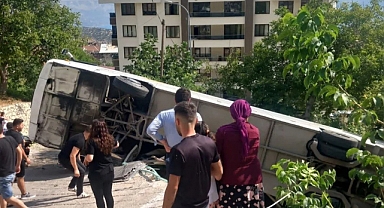 Karaman'da Tur Otobüsü Devrildi: 3'ü Ağır 26 Yaralı