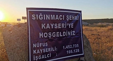 Kayseri'nin Girişine 'Sığınmacı Şehri Kayseri'ye Hoş Geldiniz' Tabelası Asıldı
