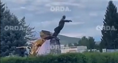 Kazakistan'da Rus Diktatörü Lenin'in Heykeli Yıkıldı