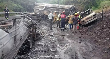 Meksika'da Tanker Kazası: 8 Kişi Yanarak Can Verdi