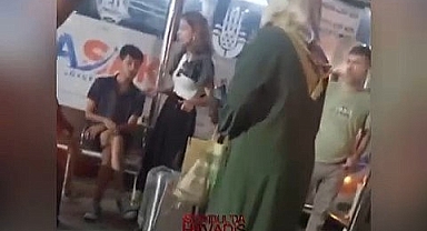 Mürteci Kadın Öpüşen Gençlere Saldırdı