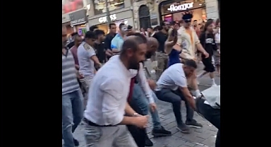 Rezalet: İstiklal Caddesi'nde Yere Saçılan 1 Doları Almak İçin Kapıştılar